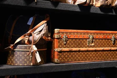   Louis Vuitton - Koffer und Tasche bzw Taschen. Secondhand-Verkauf in Mün.. Stock Photos