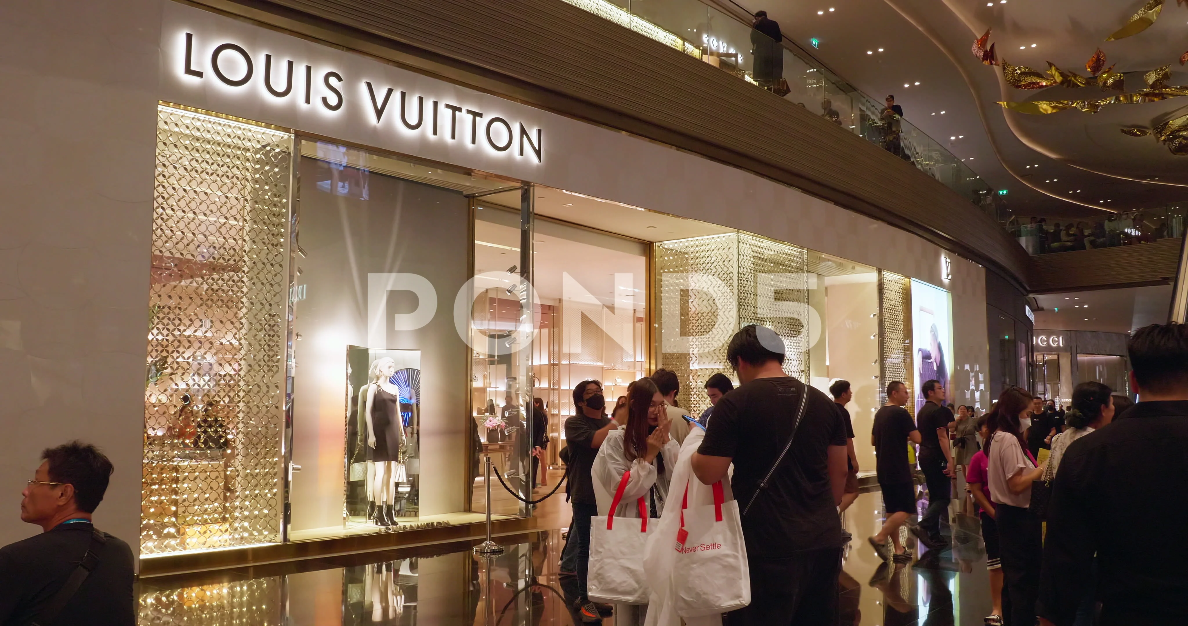 LOUIS VUITTON luxury store in the iconsi, Stock Video