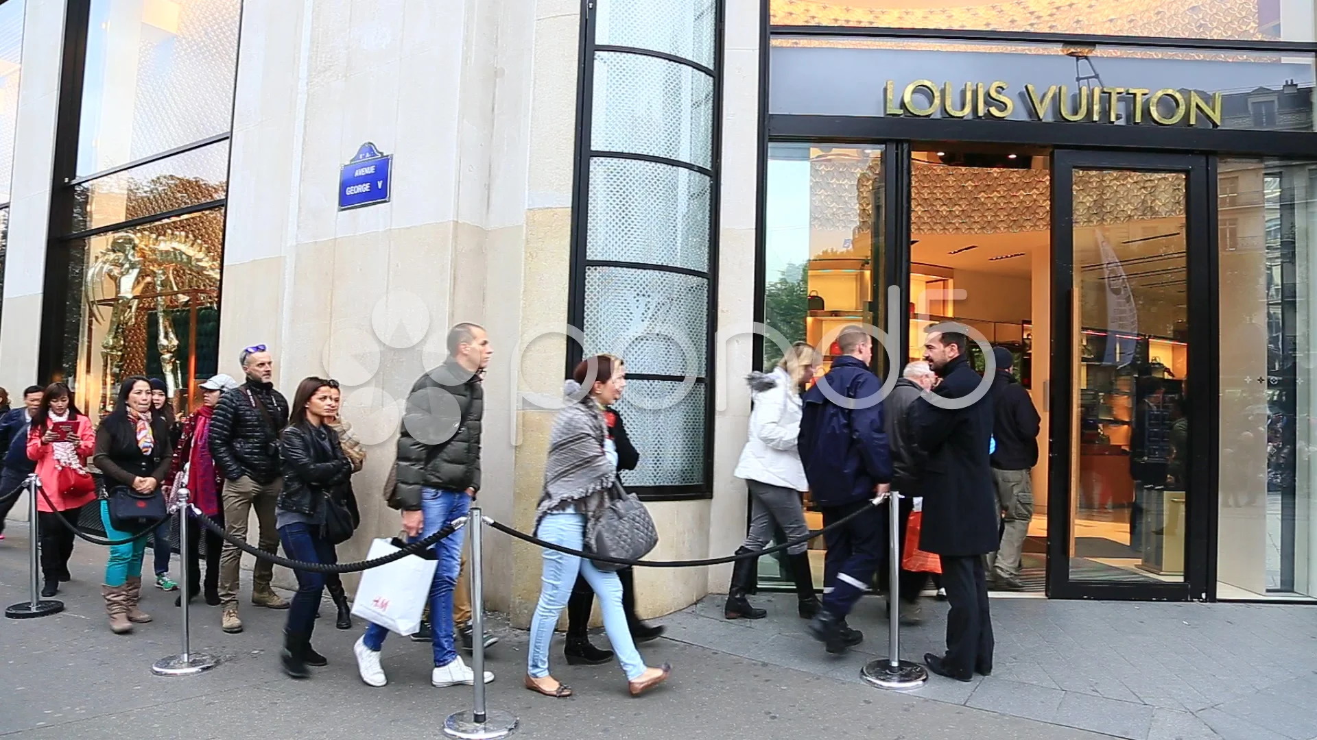 Louis Vuitton shop at Champs-Elysées in, Stock Video