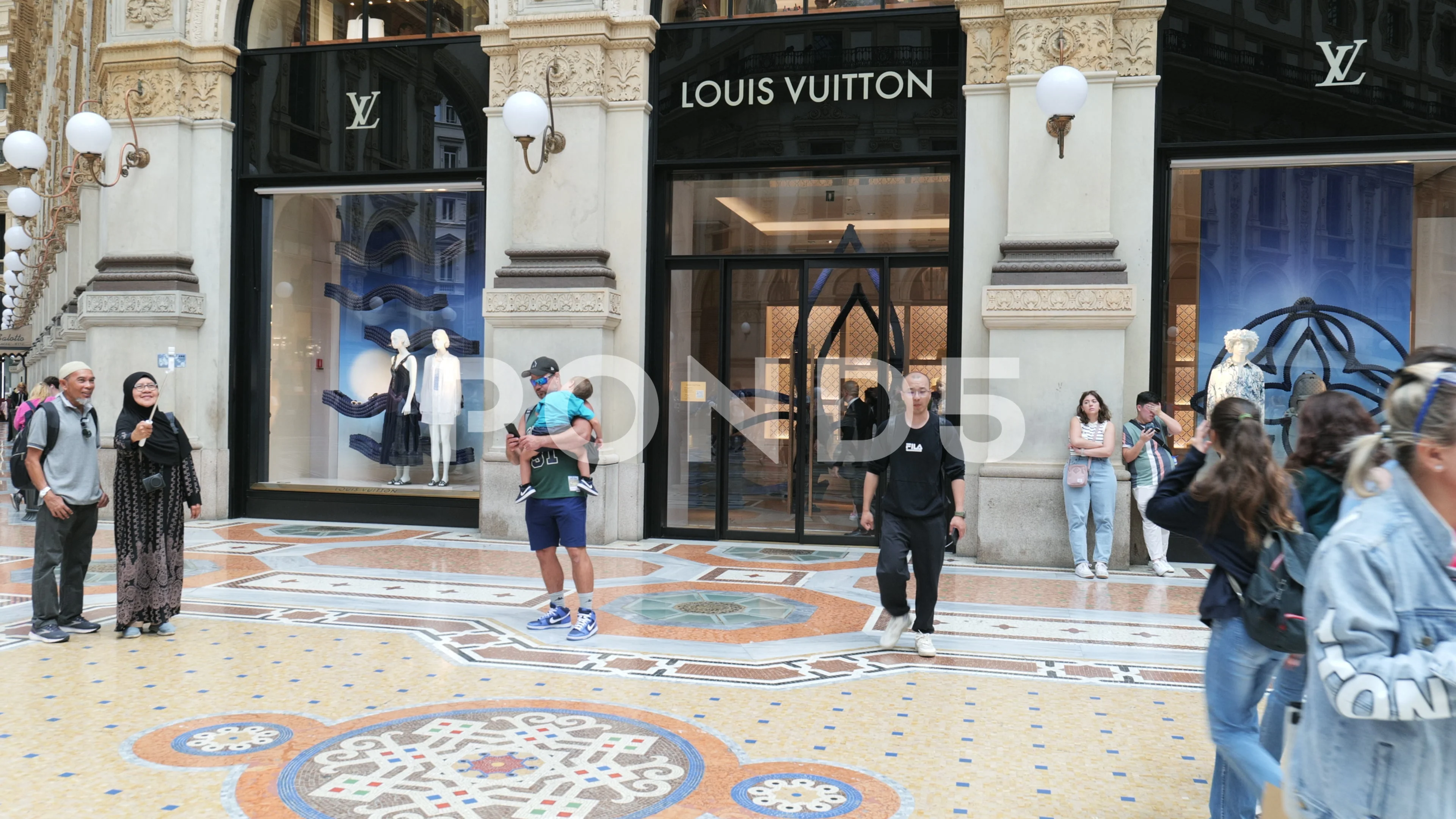File:Louis Vuitton in Galeria V. Emanuele, Milan, Italy