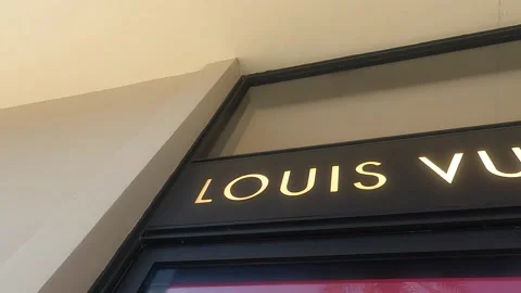 Louis Vuitton sign Stockbeeldmateriaal 156133643
