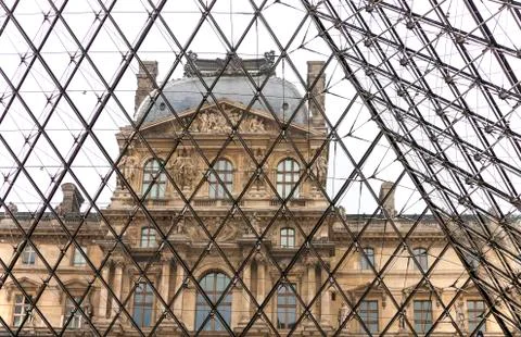 Louvre building through the surface of the pyramid Foto stock
