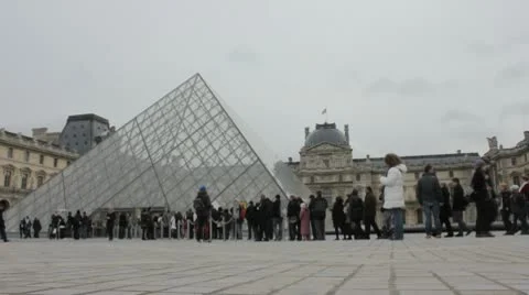 Louvre entrance queue Video stock 10773877