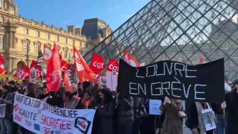 Louvre Museum workers decide to continue strike, París, FR - 15 Dec 2025 Stock Footage 323710593