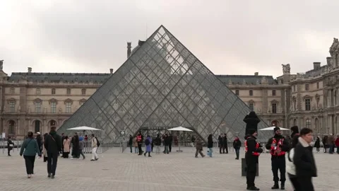 Louvre Museum workers stage protest on working conditions, París, FR - 15 Dec 20 Video stock 323706357