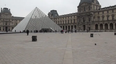 The Louvre Pyramid (Pyramide du Louvre) 스톡 동영상 30761783