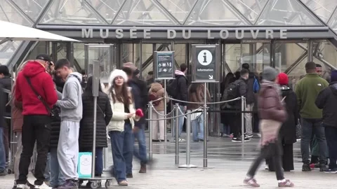 Louvre reopens fully after Christmas truce ends strike, París, FR - 19 Dec 2025 Stock Footage 324507920