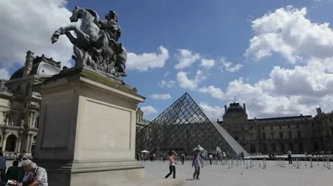 Louvre squere in Paris Video stock 12569291