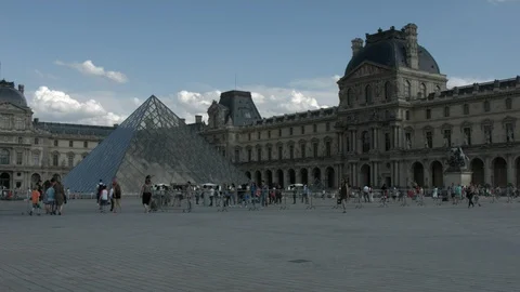 Louvre Squere In Paris Stockbeeldmateriaal 89347610