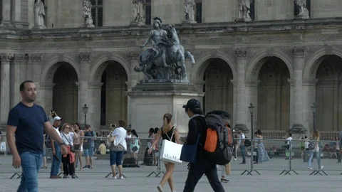 Louvre Squere In Paris Stockbeeldmateriaal 89347960
