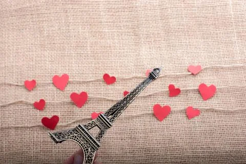 Love concept with Eiffel tower and paper heart on threads Foto stock