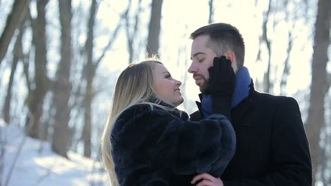 Love Embraces In Winter Park Видео 72092871