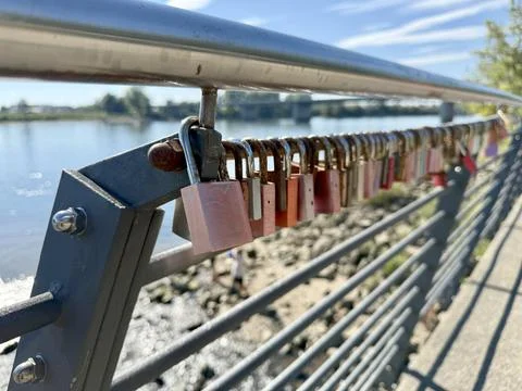 Love Locks on Bridge Railing Over River Foto stock