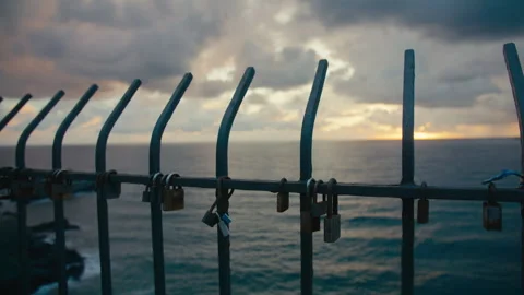 Love Locks on Coastal Fence at Dramatic Sunset Vídeo Stock 331115511