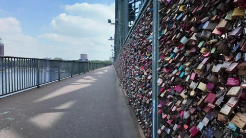 Love locks Cologne Vídeo Stock 335933008