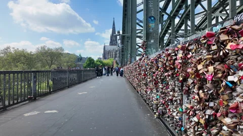 Love locks Cologne Vídeo Stock 336334606