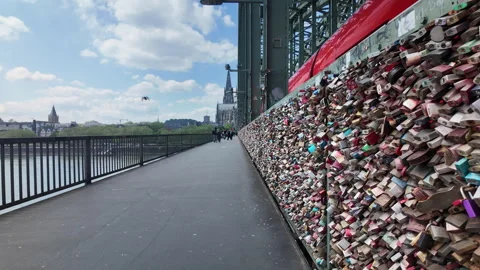 Love locks Cologne Vídeo Stock 336334860