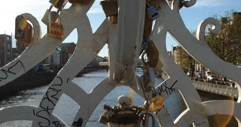 Love locks Stock-Footage 101023712