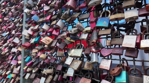 The love locks Vídeo Stock 335933001