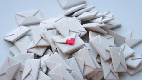 Love Message Standing Out in Pile of Email Envelopes 3D Render Animation Vidéo 344094573