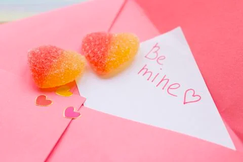 A love note in a pink envelope Foto stock