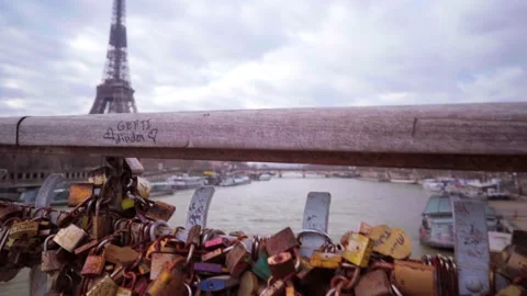 Love padlocks on a bridge in Paris with view of the Eiffel Tower, romantic 動画素材 146477512