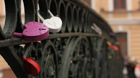 Love symbol padlocks chained on bridge 스톡 동영상 65531005