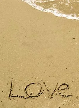 Love written in the sand with wave 31-1 Fotos Stock