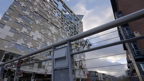Lovelock padlocks in front of the Cube building in Birmingham UK Vídeo Stock 260233072