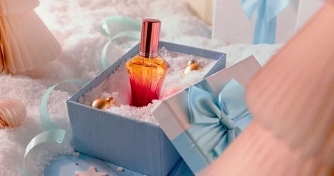Lovely Christmas gift boxes pack perfume inside safely. Vídeo Stock 346060372