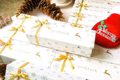Lovely Christmas present in rectangular gift boxes with tiny golden bow. Stockfoto's