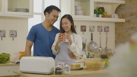 Lovely couple in the kitchen Vídeo Stock 79419964