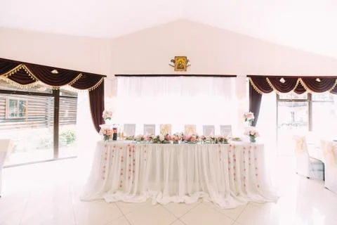 Lovely decorated wedding table set with colourful flowers. Foto stock