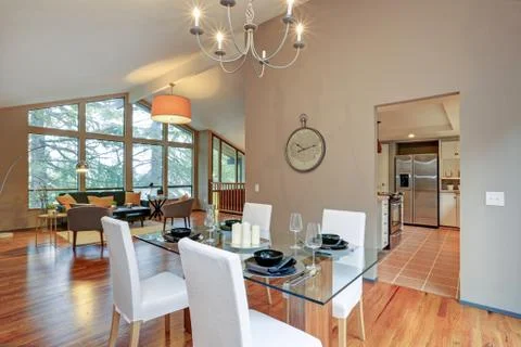 Lovely spacious open floor plan with vaulted ceiling and tan walls features d Stock Photos