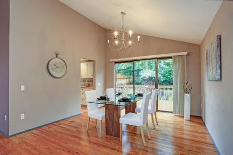 Lovely spacious open floor plan with vaulted ceiling and tan walls features d Stock Photos