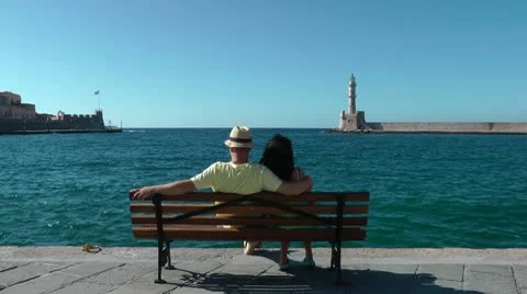 Lovers cuddle on a bench Stockbeeldmateriaal 8974403