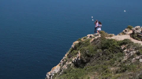 Lovers dancing on a rock Vídeos de archivo 57649069