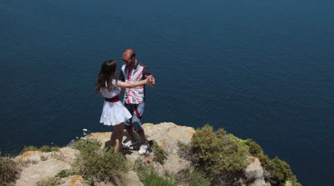 Lovers dancing at the sea Vídeos de archivo 57649223