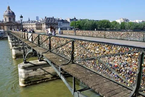 Lovers have locked thousands of locks to the Pont des Arts bridge in Paris. T Stock-Fotos