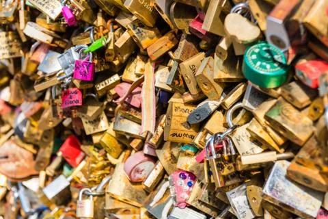 Lovers padlocks on a bridge in Paris Foto stock