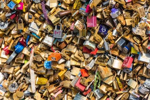 Lovers padlocks on a bridge in Paris Foto stock