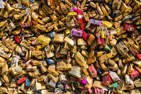 Lovers padlocks on a bridge in Paris Foto stock