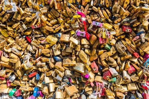 Lovers padlocks on a bridge in Paris Foto stock