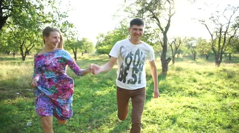 Lovers run hand in hand Video stock 55301252