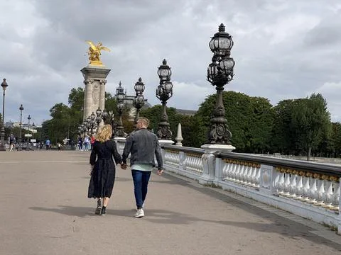 Lovers walking on Paris famous bridge 스톡 사진