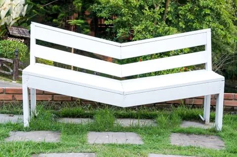 Loveseat but the shape of a broken bench. Foto stock