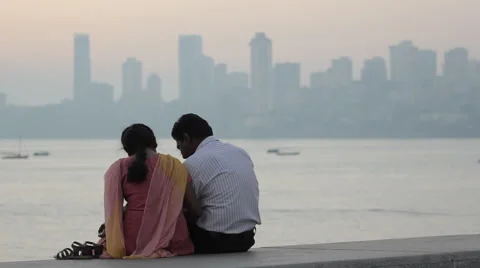 Loving couple on background of Mumbai Vídeos de archivo 69065959