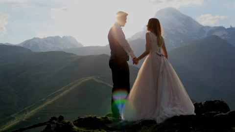 Loving couple on the background of the setting sun, mountains. 動画素材 86565211