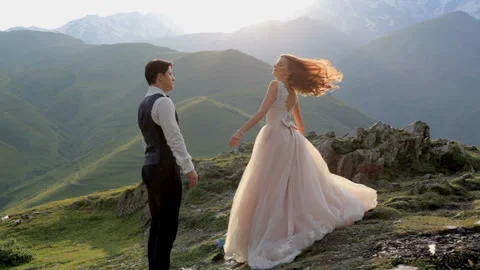 Loving couple on the background of the setting sun and mountains. Vídeo Stock 93565581