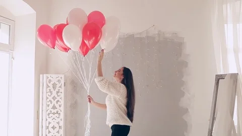 Loving couple on the bed with balloons 스톡 동영상 74138543